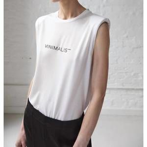 NEW MINIMALIST inessa luxe logo shoulder pad tee in white